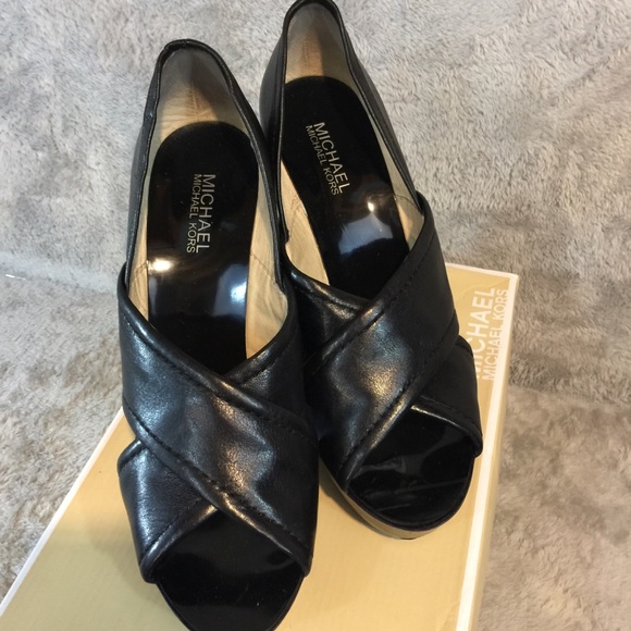 NWB Gorgeous Leather Michael Kors Shoes - Picture 6 of 8